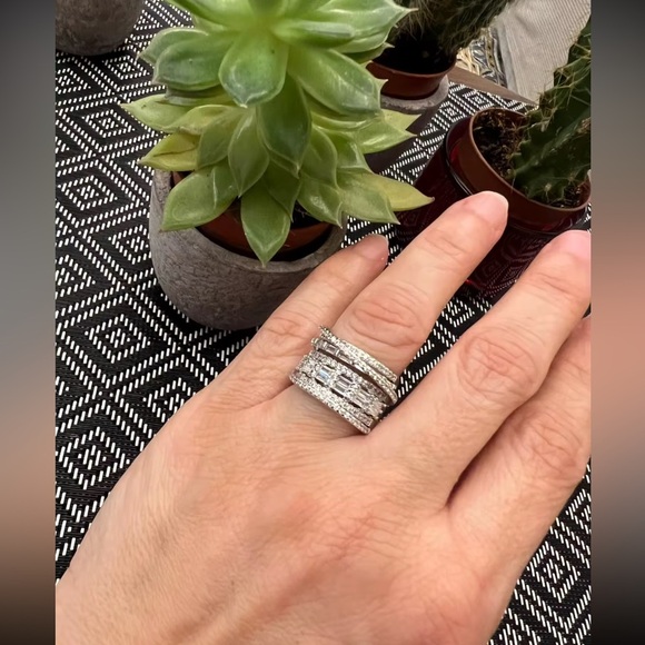Elegant Zirconia Diamond Crystal Band Silver Ring - Picture 9 of 16